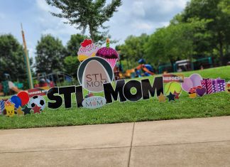 Balloon Art by Goloongo that says STL MOM