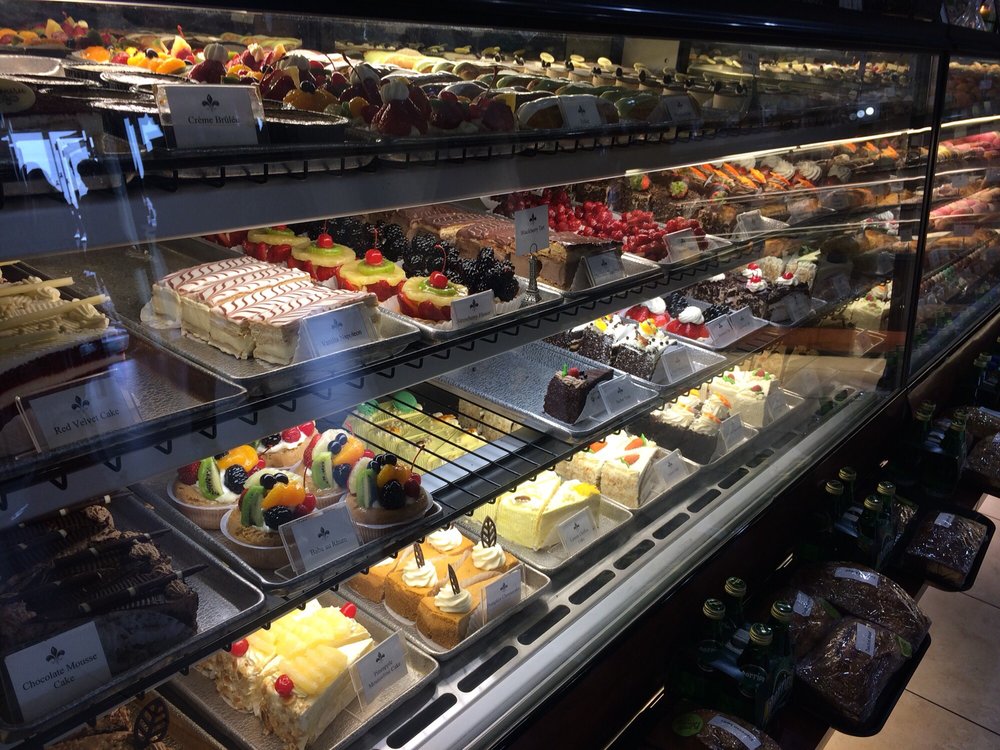 a bakery display of French pastries at la Bonne bouchée, one of St. Louis’ local family-friendly brunch spots