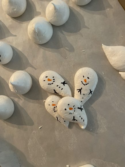 homemade meriingues made to look like snowmen